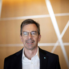 A készpénz nem tűnik el, de nem ezé a jövő – interjú Peter Roebbennel, a K&H Bank vezérigazgatójával