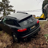 Két autómentő emelte ki a gödi Feneketlen-tónál landoló Porschét – videó