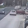 Kirepült a kocsijából a sofőr, aki egy rendőrautóval ütközött – videó