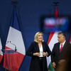 Orbán megérkezett Franciaországba, migránsok által felégetett üzletekkel riogat