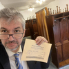 Hadházy Ákos ezúttal is csak a Parlament ruhatárában szavazhatott Polt Péterről