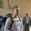 Magyar Péter a Bazilika lépcsőjén aláírta az Orbán ellen tett feljelentést, majd gyalog indul Nagyváradra