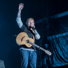 Nagyot néztek a diákok, amikor Ed Sheeran jelent meg egy suli színpadán