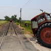 Letépte a vonat a traktor elejét Szarvasnál, a sofőr szinte ép bőrrel megúszta a balesetet