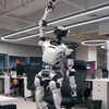 Ezt a kínai robotot is megviseli a sok irodában ülés – így feláll, és elvégez pár nyújtó gyakorlatot (videó)