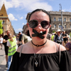 Leragasztott szájjal vonulnak át a tüntetők a Szabadság hídon