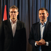 Karácsony és Vitézy azon vitáznak, hogy melyikük fotózkodott kínosabb alakokkal