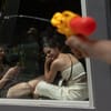 Vízipisztollyal és transzparensekkel tiltakoztak a spanyolok a turisták özöne ellen