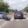 Döbbenten nézte az autós, ahogy nekiszalad egy gyalogos, majd elsántikál – videó