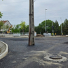 Az út közepén hagytak és körbeaszfaltoztak egy villanyoszlopot Dunaharasztiban – fotó