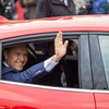 Gúzsba kötve marad Donald Tusk kormánya az új elnök mellett és ez a koalíció széteséséhez vezethet