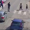 Videó: „Nem értem mi a gond” – mondta a sofőr, aki áthajtott a gyerekek közt a zebrán