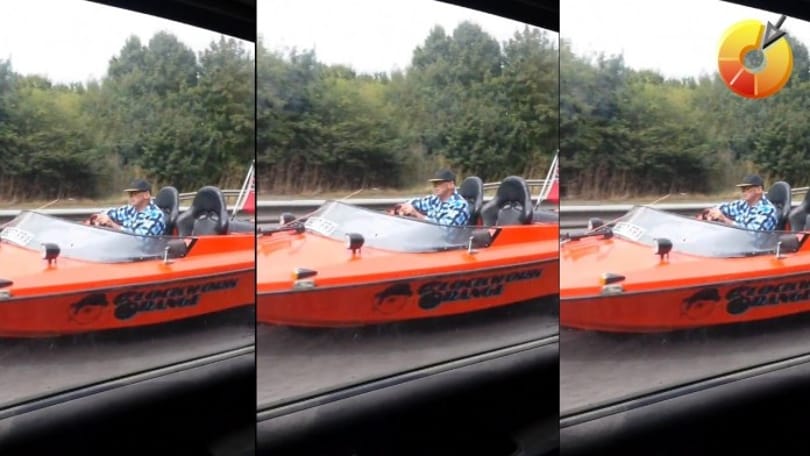 Nyugodtan mész az autópályán, erre megelőz egy motorcsónak - videó