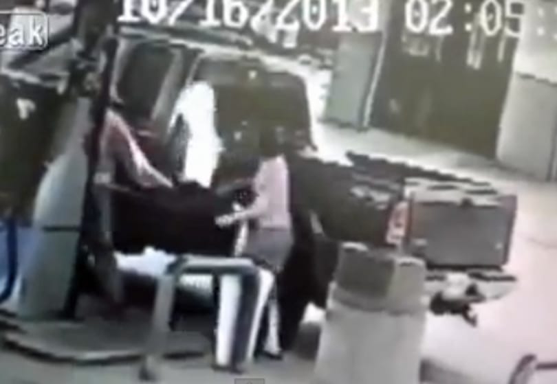 Videó: tankolás közben adott tüzet a nejének, kigyulladt az asszony