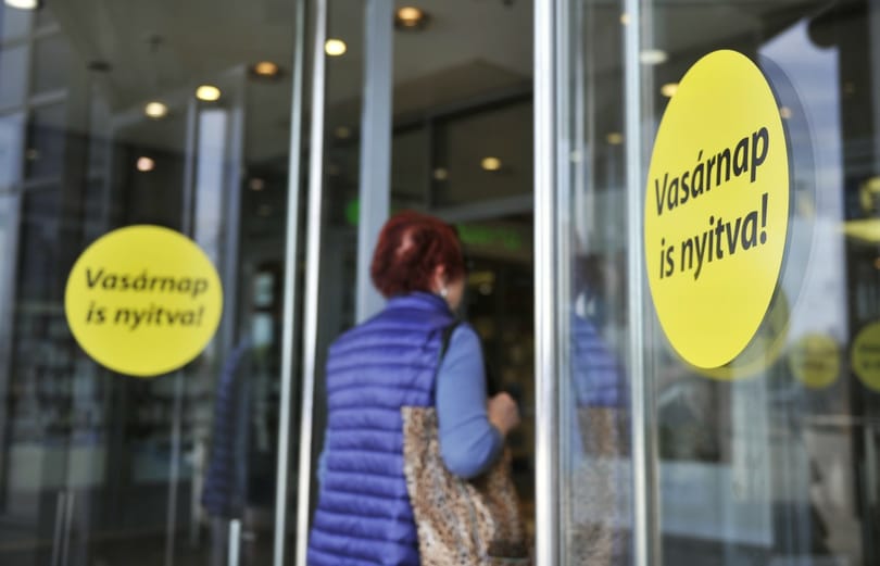 Vasárnapi nyitvatartás: extra adó nélkül csak délig