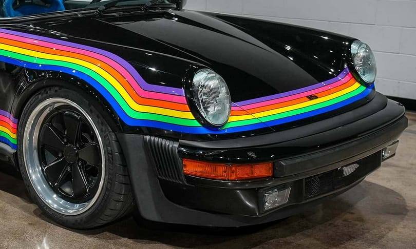 Szivárványos új retró Porsche méregerős hibrid technikával