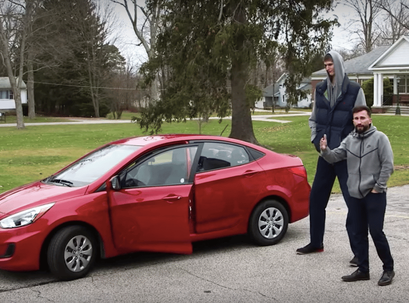 2 méter 31 centis ez a srác, de ha kell simán beszáll egy kis Hyundai-ba - videó