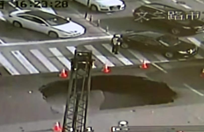 Hős lett a kínai rendőr, aki egy tömegbalesetet előzött meg – videó