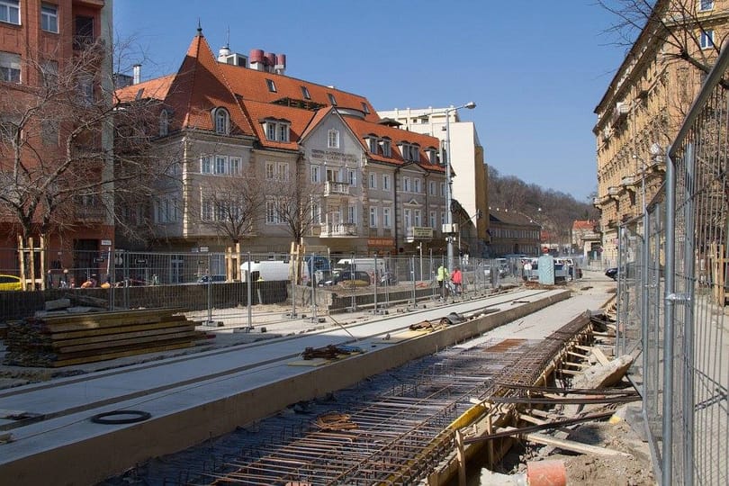 Már látszanak a fonódó villamoshálózat első részei – fotók
