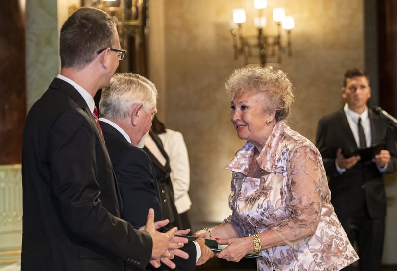 Sírva vette át a lovagkeresztet Fodor Zsóka, akit sokan Magdi anyusként ismernek
