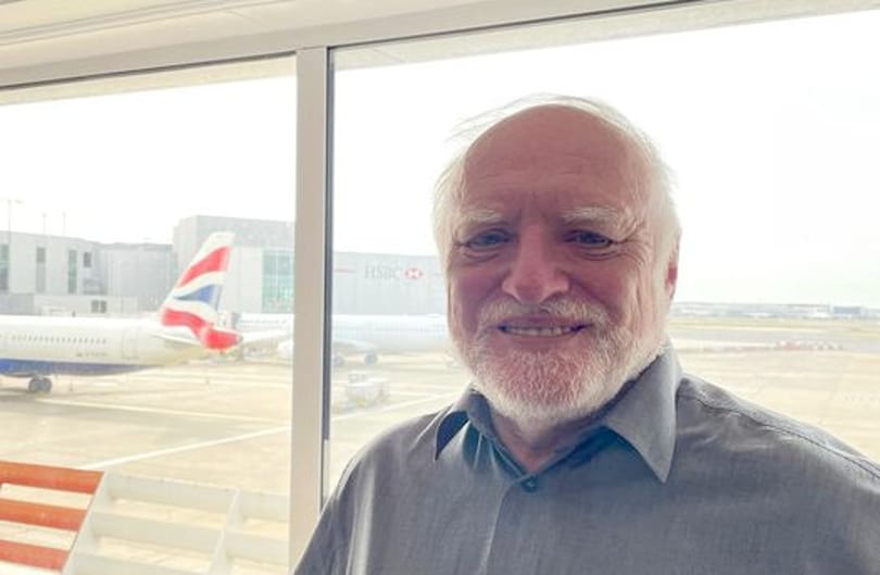 Hide the Pain Harold rendíthetetlen mosolyát a 40 fokos iroda sem tünteti el