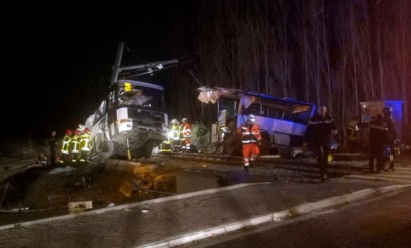 Iskolabusz ütközött vonattal Franciaországban, többen meghaltak