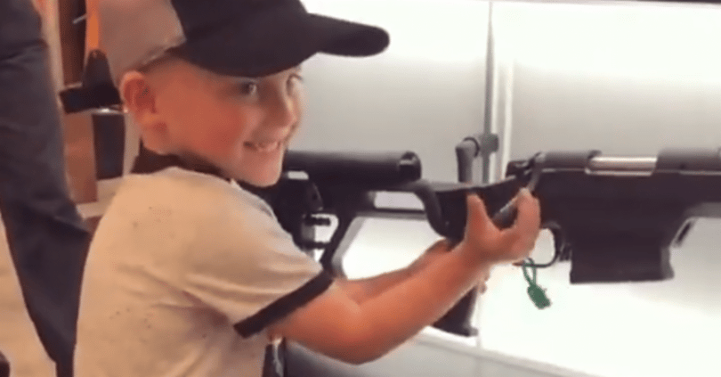 A nap legdurvább videója, amikor egy négyéves amerikai kisfiú pózol egy gépfegyverrel