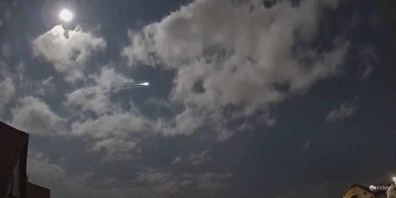 Videón, ahogy zöldes fényű tűzgömb szelte át az eget múlt éjjel