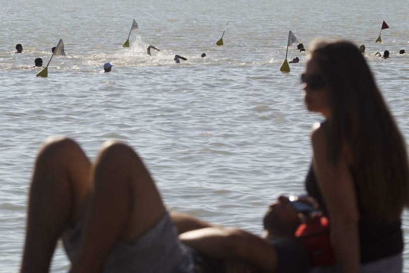 Mindenki nyugodjon meg: szuper a víz a Balatonban