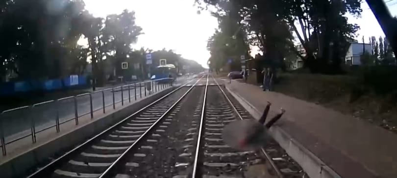 A megállóba érkező villamos elé zuhant egy fiatal Budapesten, de túlélte