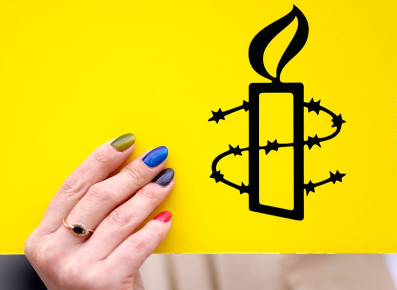 Verbális és pszichológiai bántalmazást tapasztalt az Amnesty International Magyarország öt korábbi munkatársa