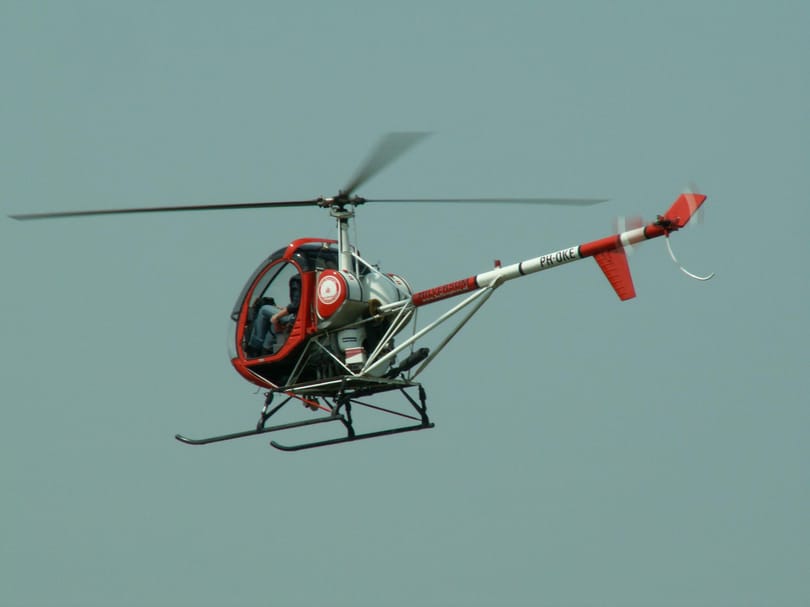Lezuhant egy kétszemélyes helikopter az M1-es mellett