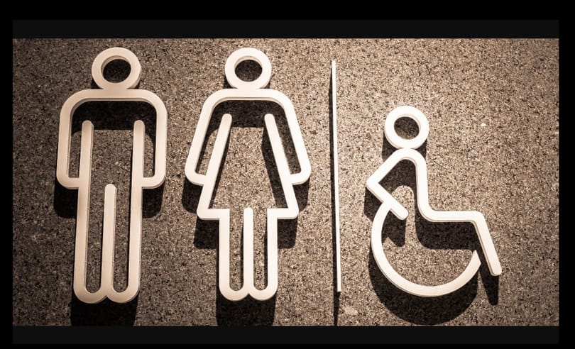 Egy amerikai nő beejtette az okosóráját a pottyantós WC-be, majd lemászott, hogy visszaszerezze