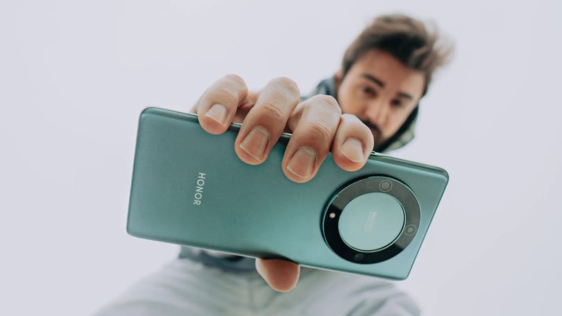 Egy töltéssel három napon át bírja, és három kamerával is fotóz: itt a Honor Magic5 Lite
