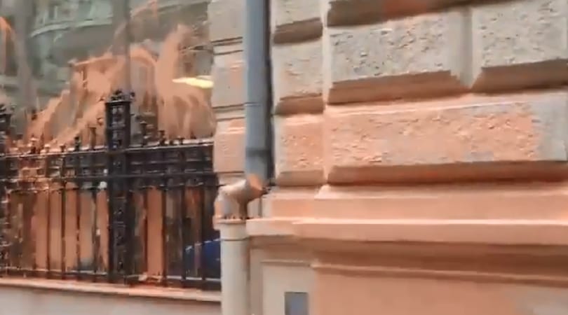Tényleg olyan drágán takarítják le a festéket az ÁSZ-székházról?