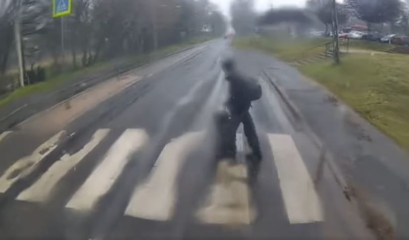 Hiába állt a busz a zebránál, a mellette érkező autó fékezés nélkül elcsapta a fiatal lányt – videó