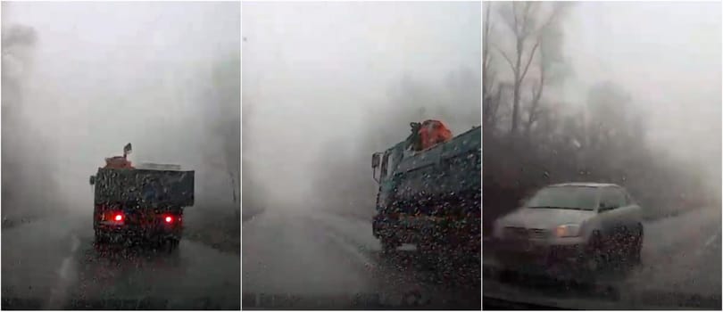 Az utolsó pillanatban látni csak a ködben, hogy ott egy lámpa nélkül érkező autó – videó
