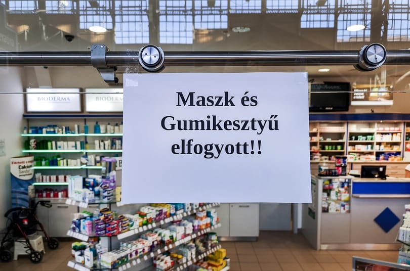A gyógyszertárban végkimerülésig dolgoznak, vagy amíg el nem kapják a vírust