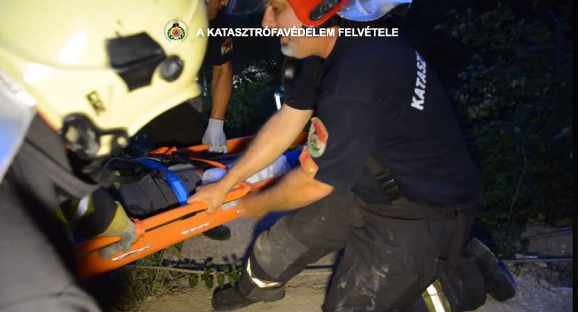 Kötélpályát építettek a tűzoltók egy túrázó megmentéséhez – videó