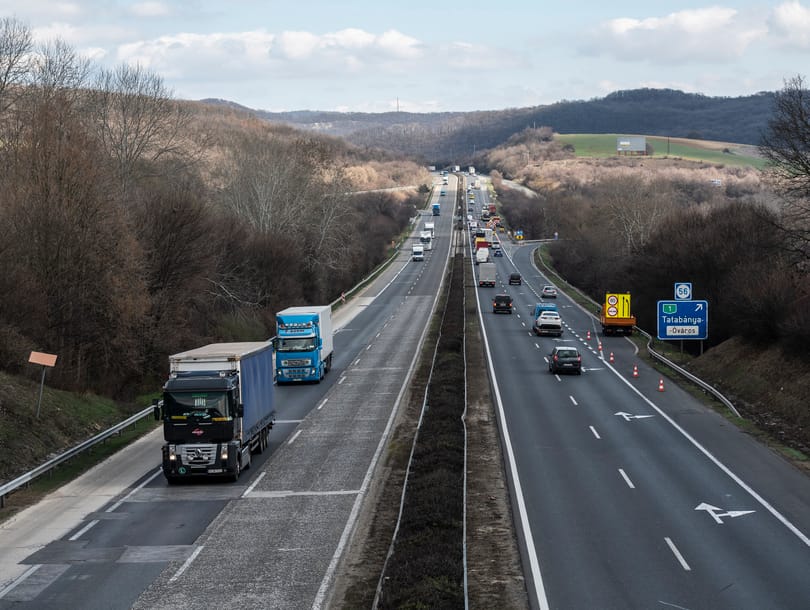 Baleset volt, 10 kilométeres a dugó az M1-esen