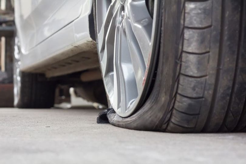 Csak az autósok fele állna neki saját maga kereket cserélni defektnél 