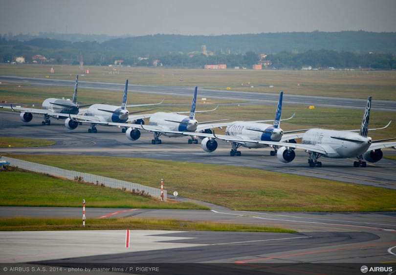 Gyönyörű fotók: így repül kötelékben 5 Airbus utasszállító