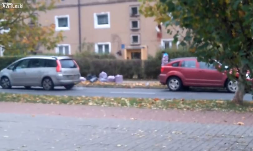 Ezen a két autóson kívül mindenki más tudta, mi fog történni, ha elindulnak – videó