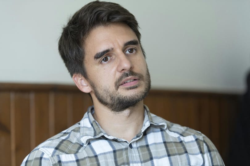A Momentum úgy száll szembe a homofób zsámbéki képviselővel, hogy nagynyomású tisztítóval írta rá a sétányra az uszításait