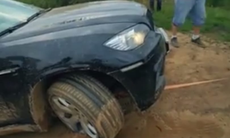 Videó: ismét az oroszok, avagy hogyan bukfencezik le a dombon egy BMW X5