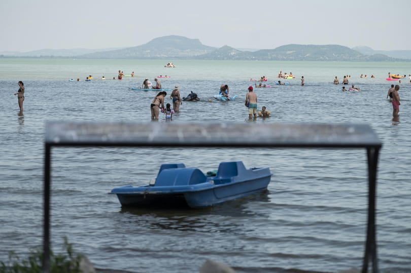A NER-es építkezések vízigénye miatt úgy lecsökkent a víznyomás Balatonalmádiban, hogy a nyaralótulajdonosok zuhanyozni sem tudnak