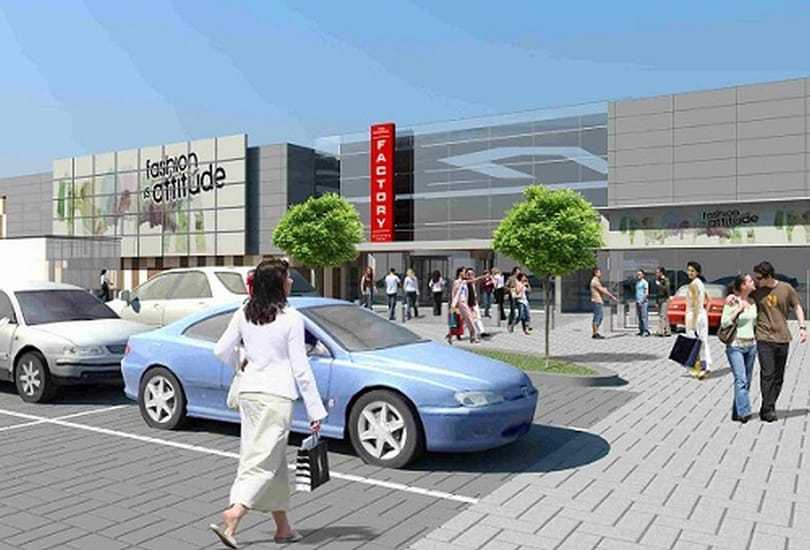 Tömegroham Krakkóban az új outlet centernél