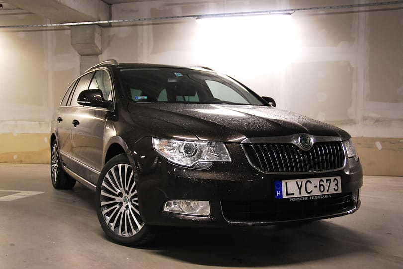Skoda Superb teszt: összefut a miniszterek szájában a nyál
