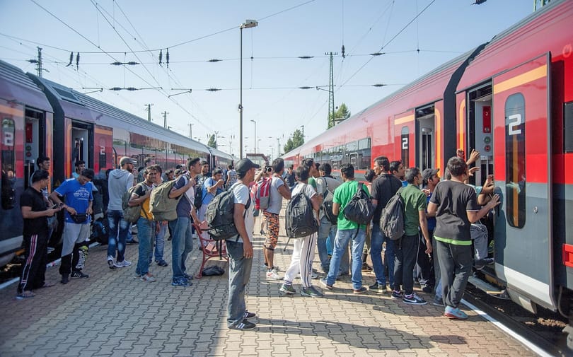 Menekültek nélkül csak úgy hussannak át a határon a Railjetek