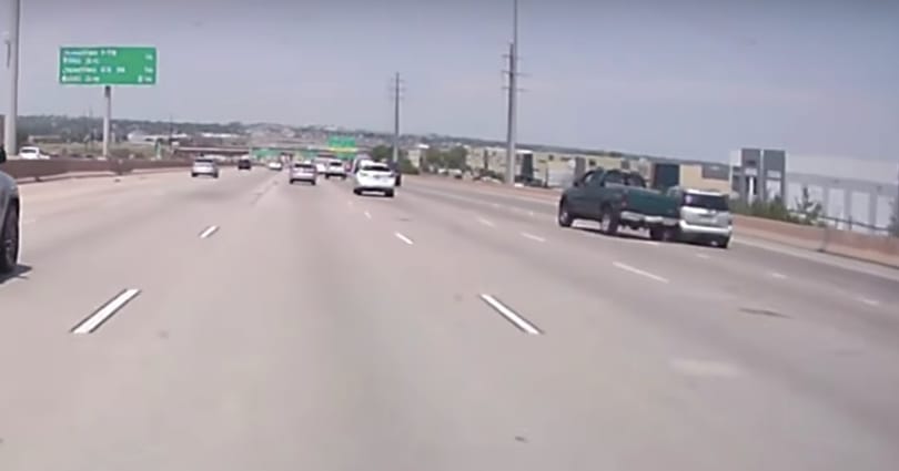 Instant karma: büntetni akart a pickup sofőrje, ő húzta a rövidebbet – videó